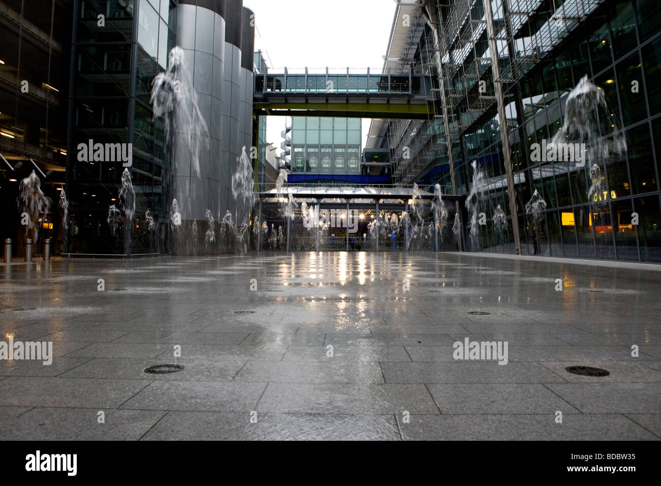 Airport water fountain hires stock photography and images Alamy