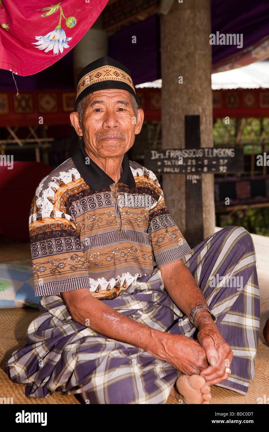 Indonesia Sulawesi Tana Toraja Bebo village traditionally dressed elder resting in shade Stock Photo
