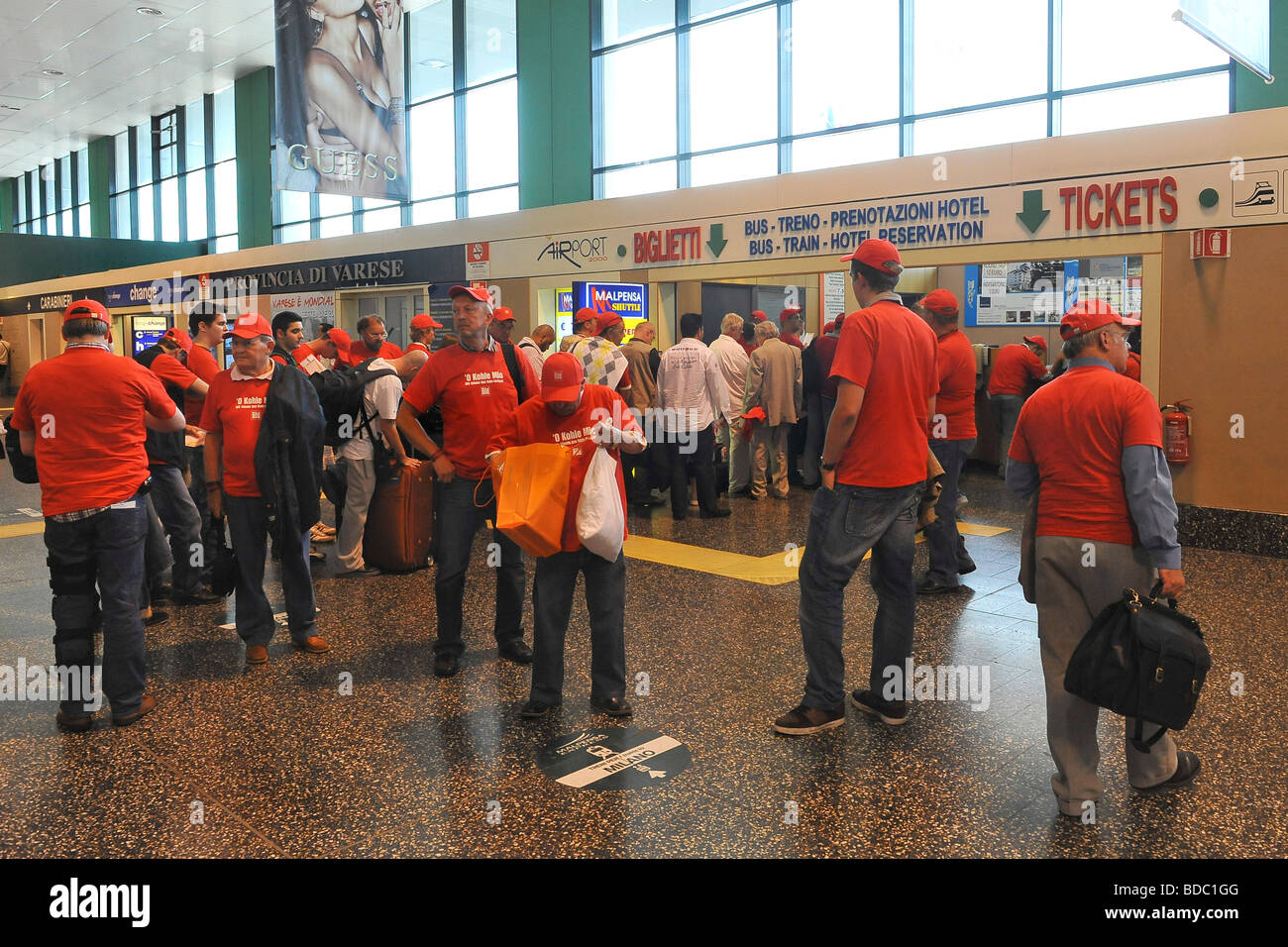 Passengers Malpensa airport Milan Italy Stock Photo - Alamy