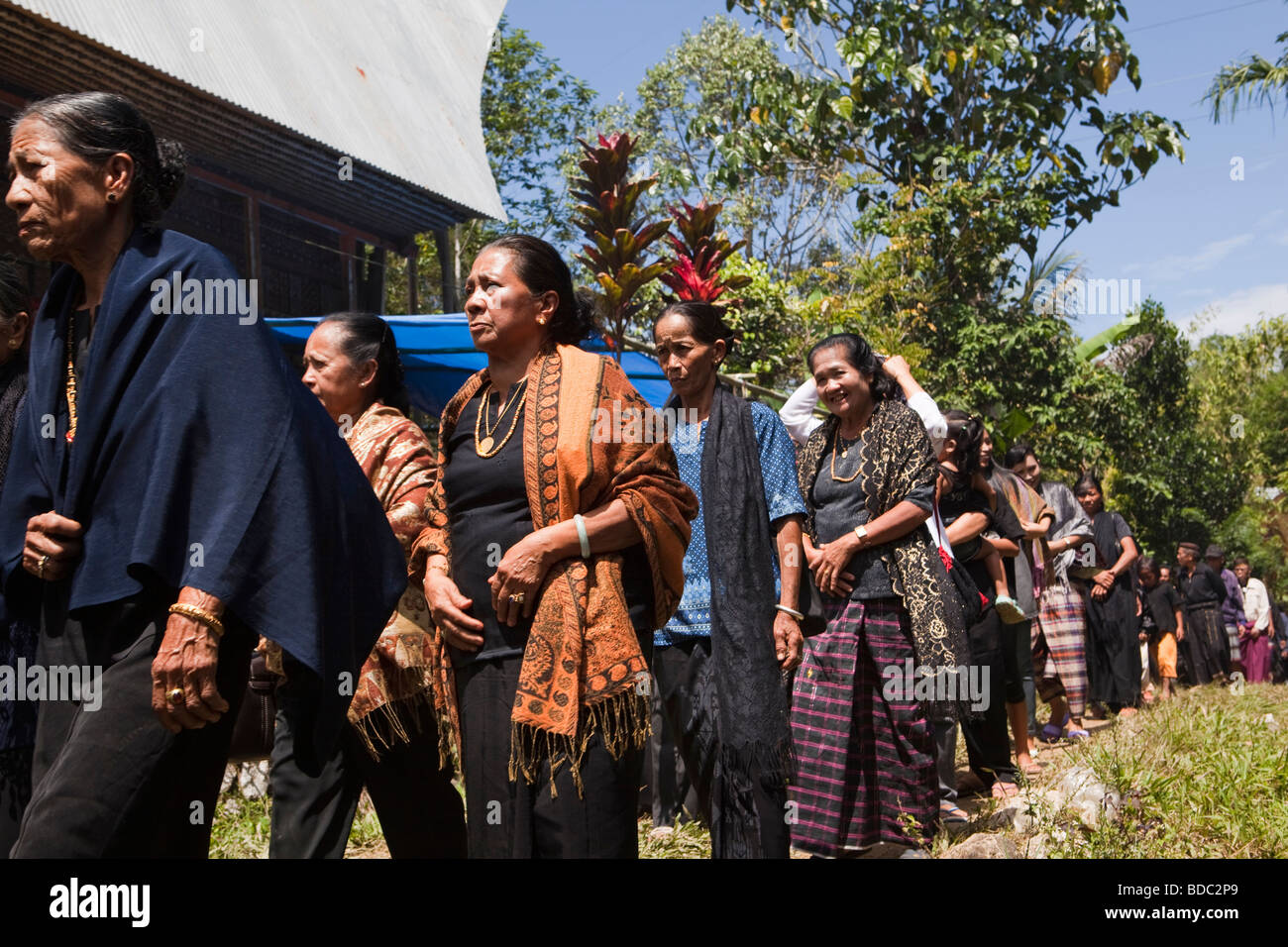 Indonesia Sulawesi Tana Toraja Bebo Torajan funeral traditionally dressed mourners processing Stock Photo