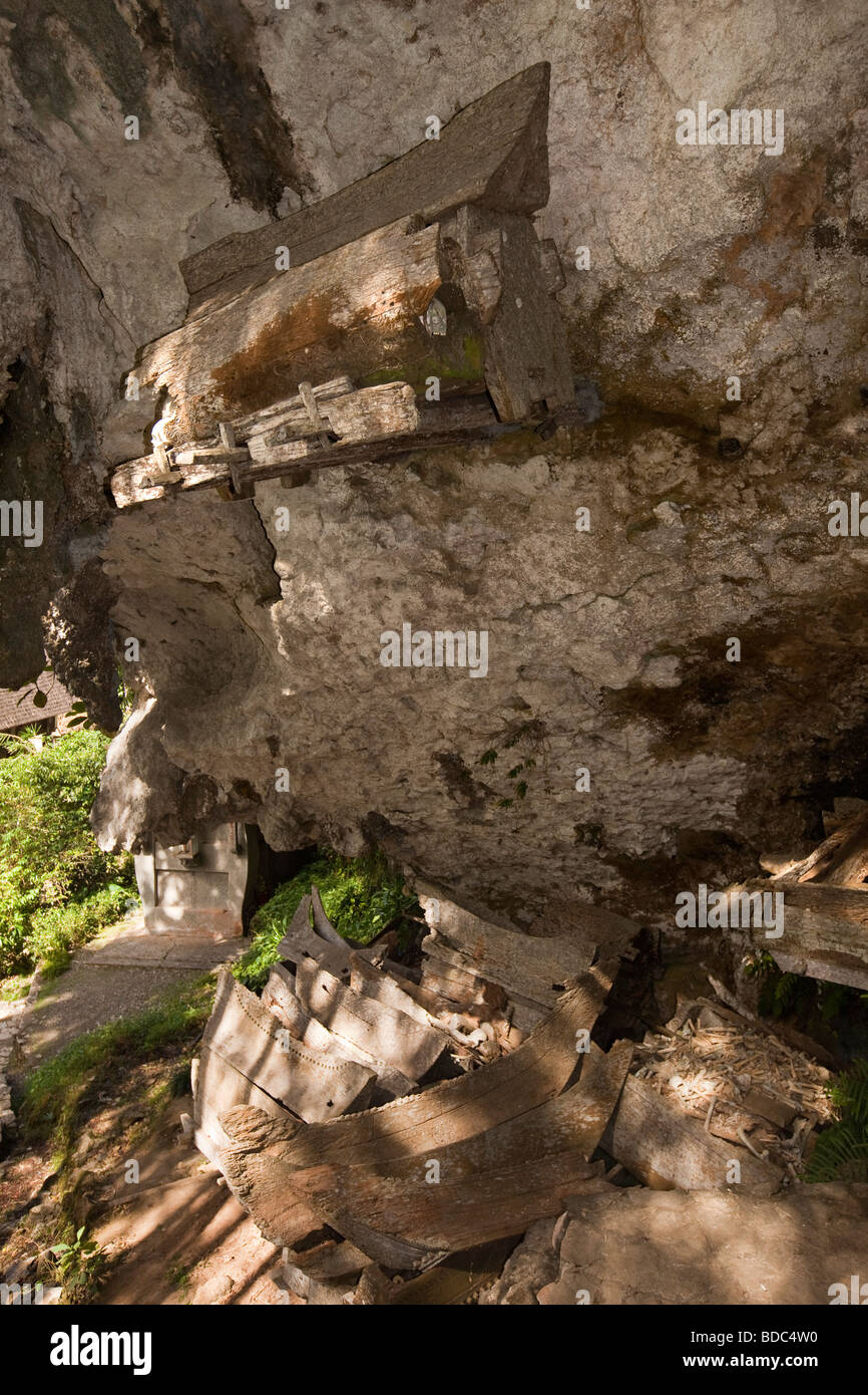 Indonesia Sulawesi Tana Toraja Kete Kesu ancient carved wooden coffins rotting in village burial ground Stock Photo