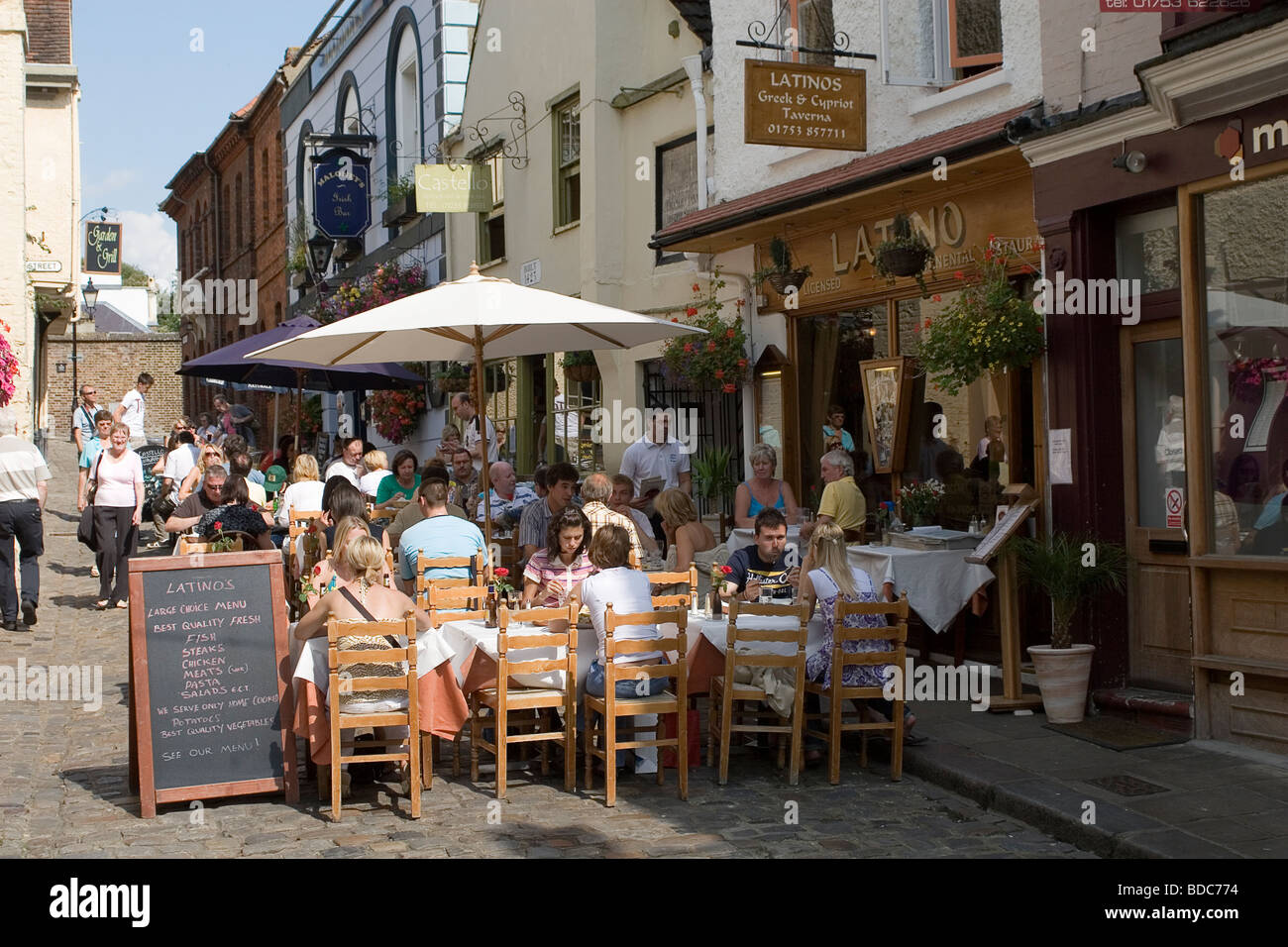 Diners eating outside in Windsor Stock Photo - Alamy