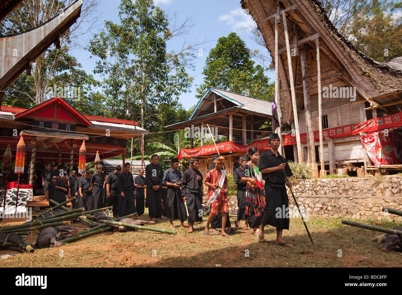 Indonesia Sulawesi Tana Toraja Bebo Torajan funeral traditionally dressed family mourners processing Stock Photo