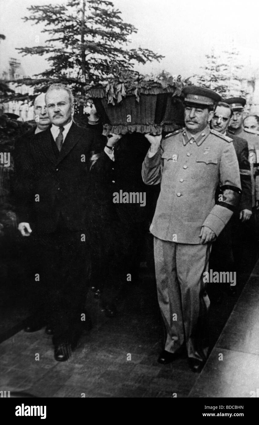 Stalin (Iosif Vissarionovich Jughashvili), 18.12.1878 - 5.3.1953, Soviet politician, General Secretary of the CPSU 22.4.1922 - 5.3.1953, with Vyatcheslav Molotov as pallbearer, circa 1950, , Stock Photo