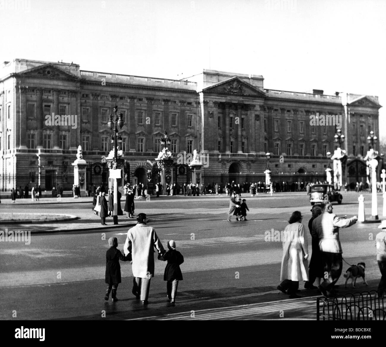 geography / travel, Great Britain, London, buildings, Buckingham Palace and Monument for Queen Victoria, exterior view, 1950s, Stock Photo