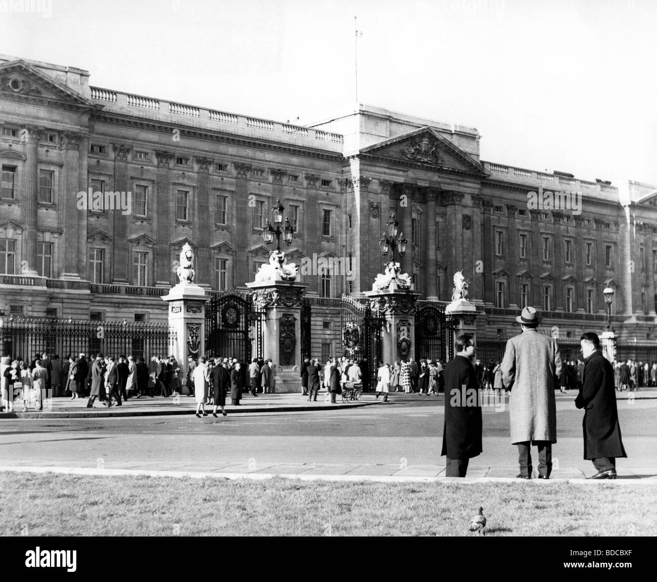 geography / travel, Great Britain, London, buildings, Buckingham Palace and Monument for Queen Victoria, exterior view, 1950s, Stock Photo