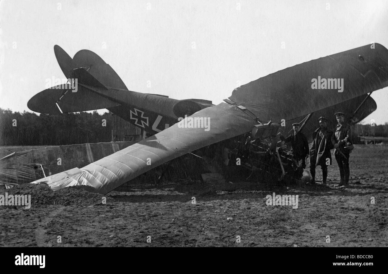 events, First World War/WWI, aerial warfare, crashed German Albatros type aircraft, picture postcard, circa 1917, Stock Photo