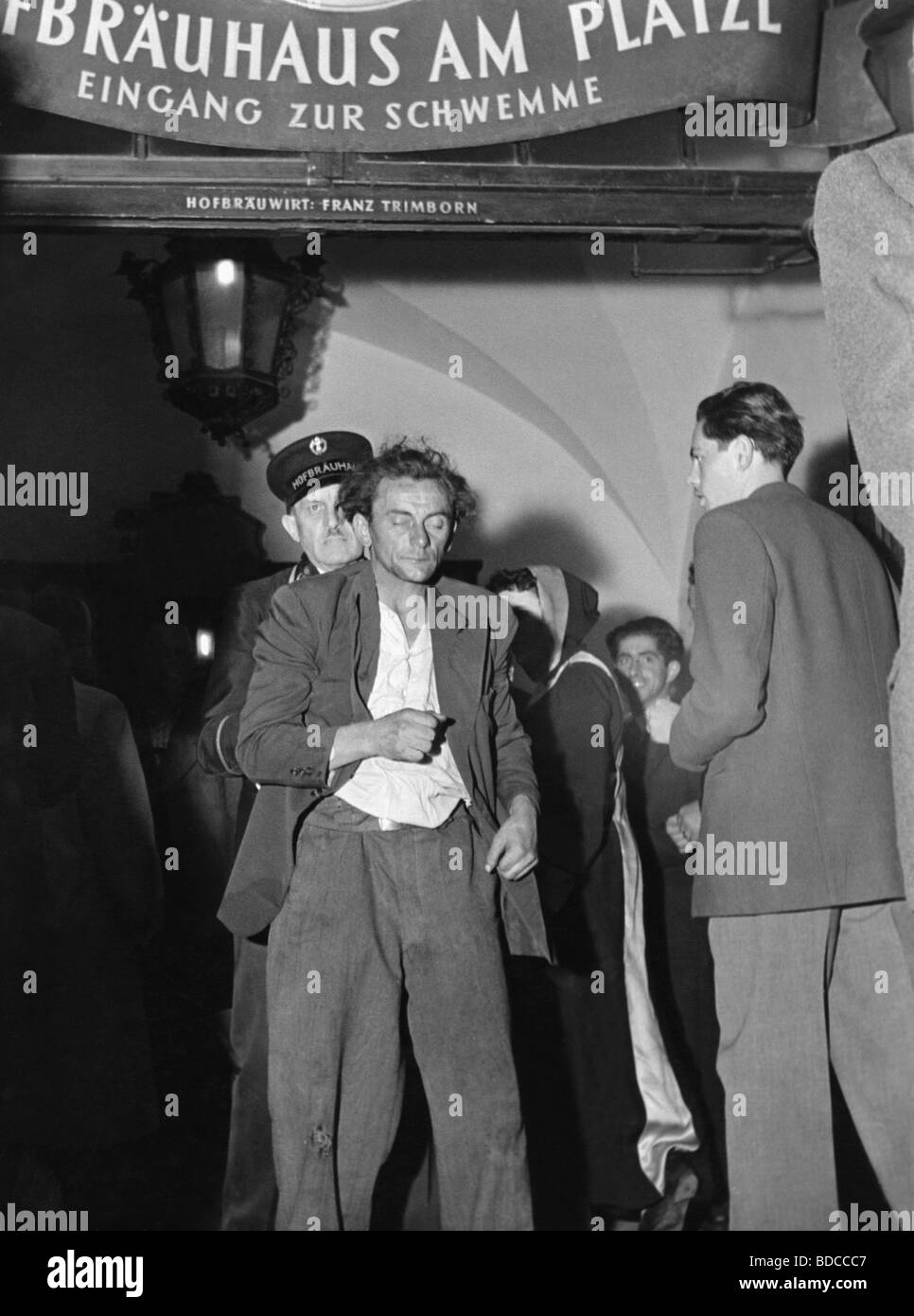 geography / travel, Germany, Munich, gastronomy, Hofbraeuhaus, a drunk is getting out, 1950s, Stock Photo