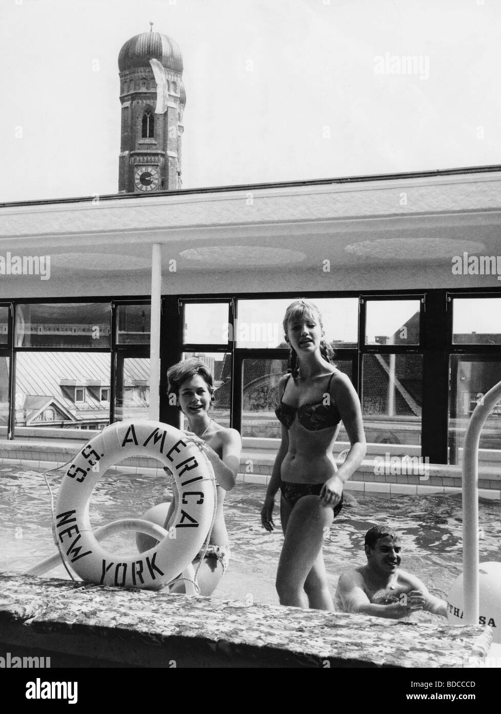 geography / travel, Germany, Munich, gastronomy, Hotel 'Bayerischer Hof', guests in pool on the roof, 1960s, Stock Photo