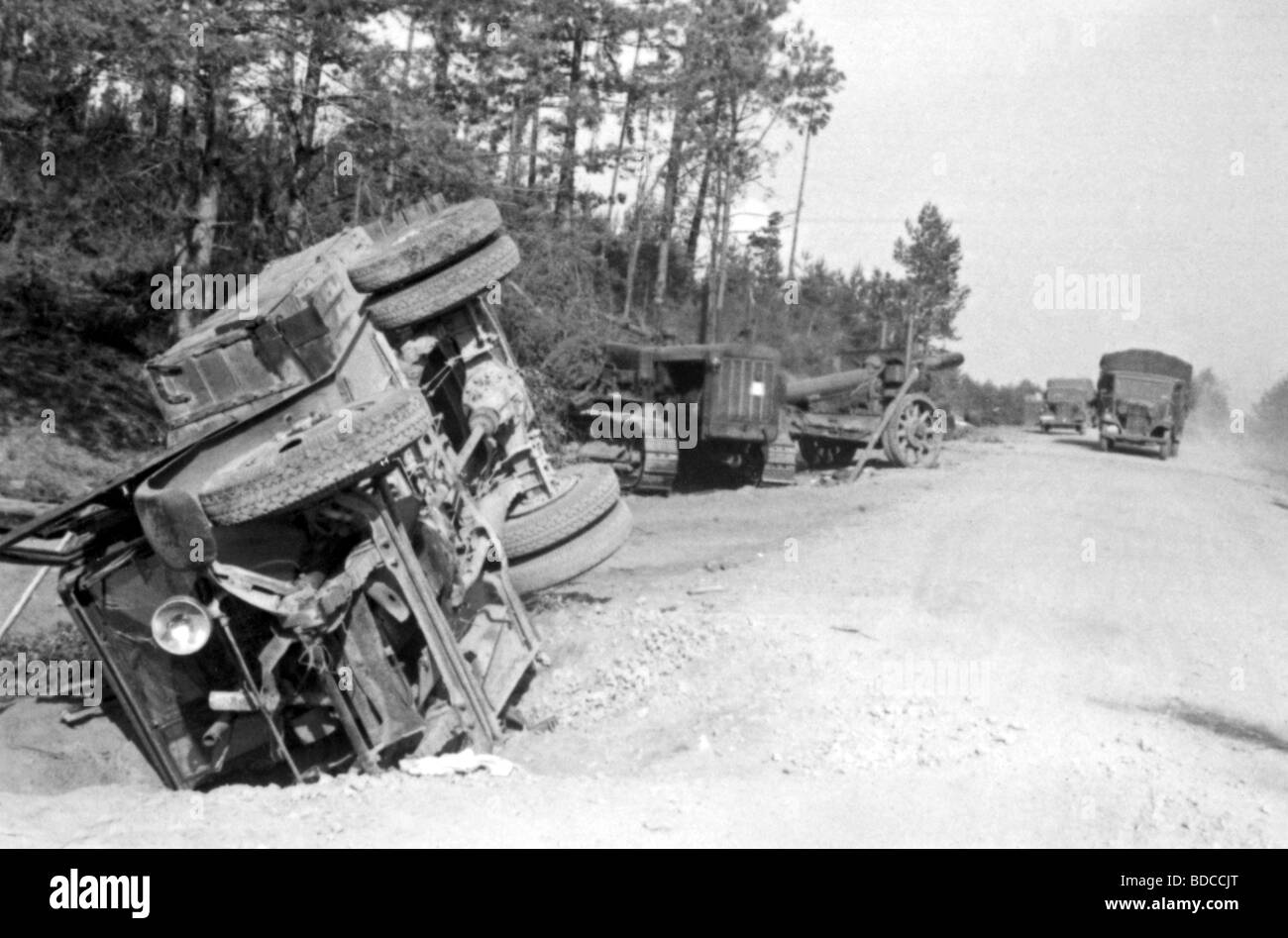 events, Second World War / WWII, Russia 1941, Soviet column after German air raid between Bialystok and Vaukavysk, July 1941, destroyed vehicles and 152 mm howitzer-gun, Stock Photo