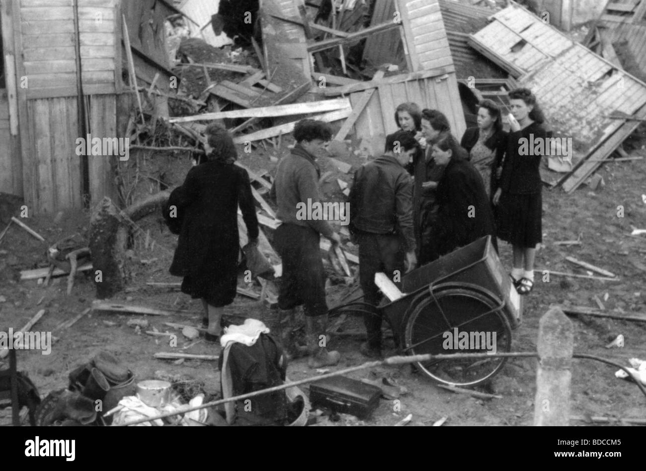 events, Second World War / WWII, aerial warfare, France 1942 / 1943, British air raid on a Paris suburb, 30.5.1942, civilians recovering their belongings from the ruins of their houses, 20th century, historic, historical, RAF, Royal Air Force, Bomber Command, bombing attack, destruction, ruin, ruins, destroyed house, women, men, people, 1940s,