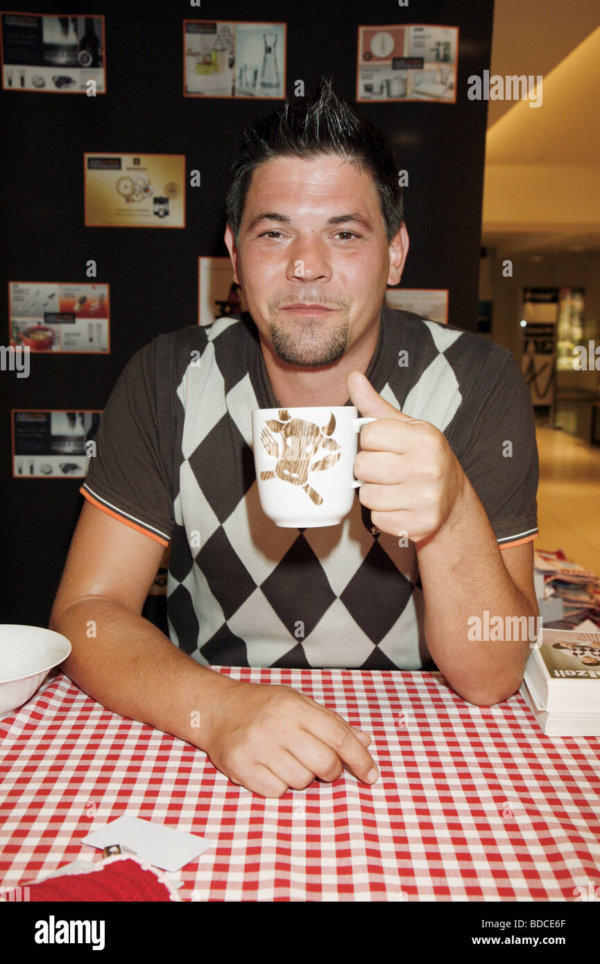 Mälzer, Tim, * 22.1.1971, German celebrity cook, half length, during presentation of his oven cloth collection, Alsterhaus, Hamburg, 30.5.2008, Stock Photo