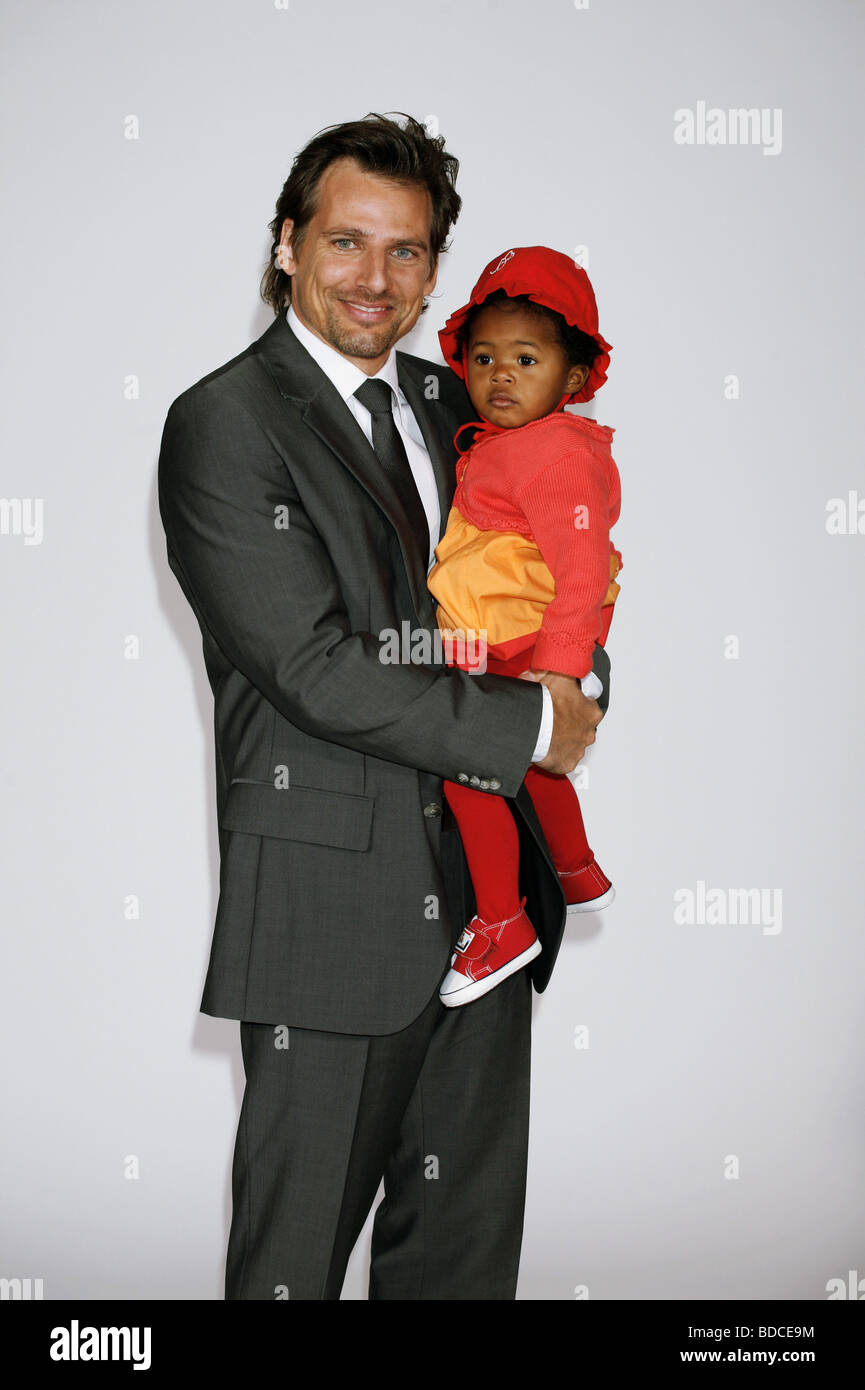 Steinke, René, * 16.11.1963, German actor, half length, with Soraya Haack, photo call to the SAT1 tv series 'Plötzlich Papa - Einspruch angelehnt', Hamburg, 8.9.2008, Stock Photo