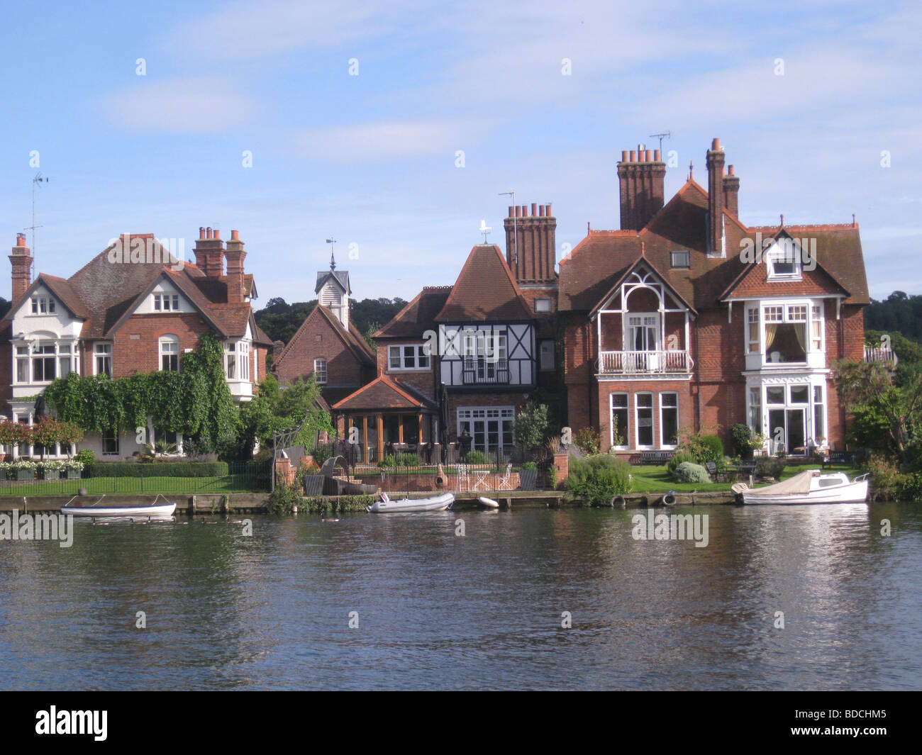 MARLOW, Buckinghamshire.  Thirties houses fronting the River Thames Stock Photo