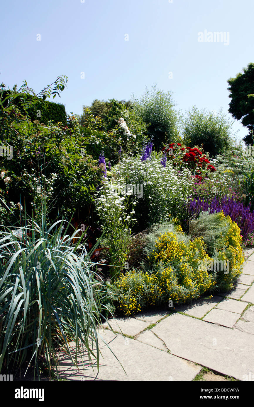Colourful summer border garden hi-res stock photography and images - Alamy