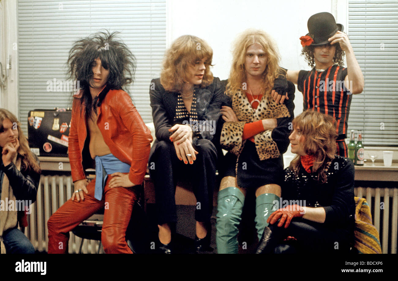 NEW YORK DOLLS - US glam rock group with Arthur Kane in hat at right about 1974 Stock Photo