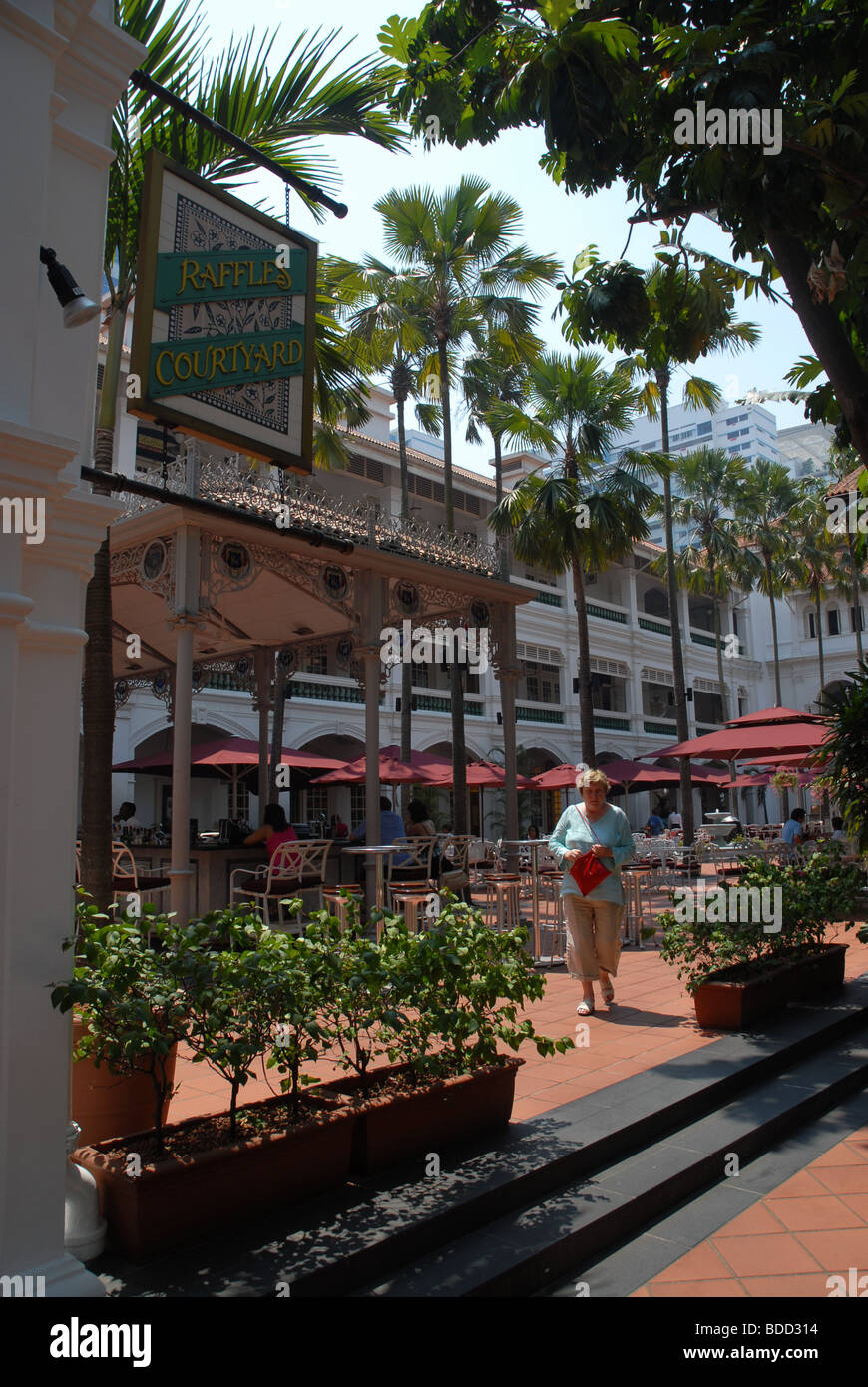 Gazebo Bar and Raffles Courtyard, Raffles Hotel, Singapore Stock Photo