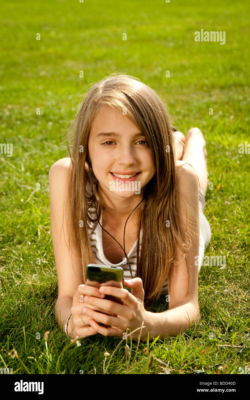 girl listening to ipod Stock Photo - Alamy