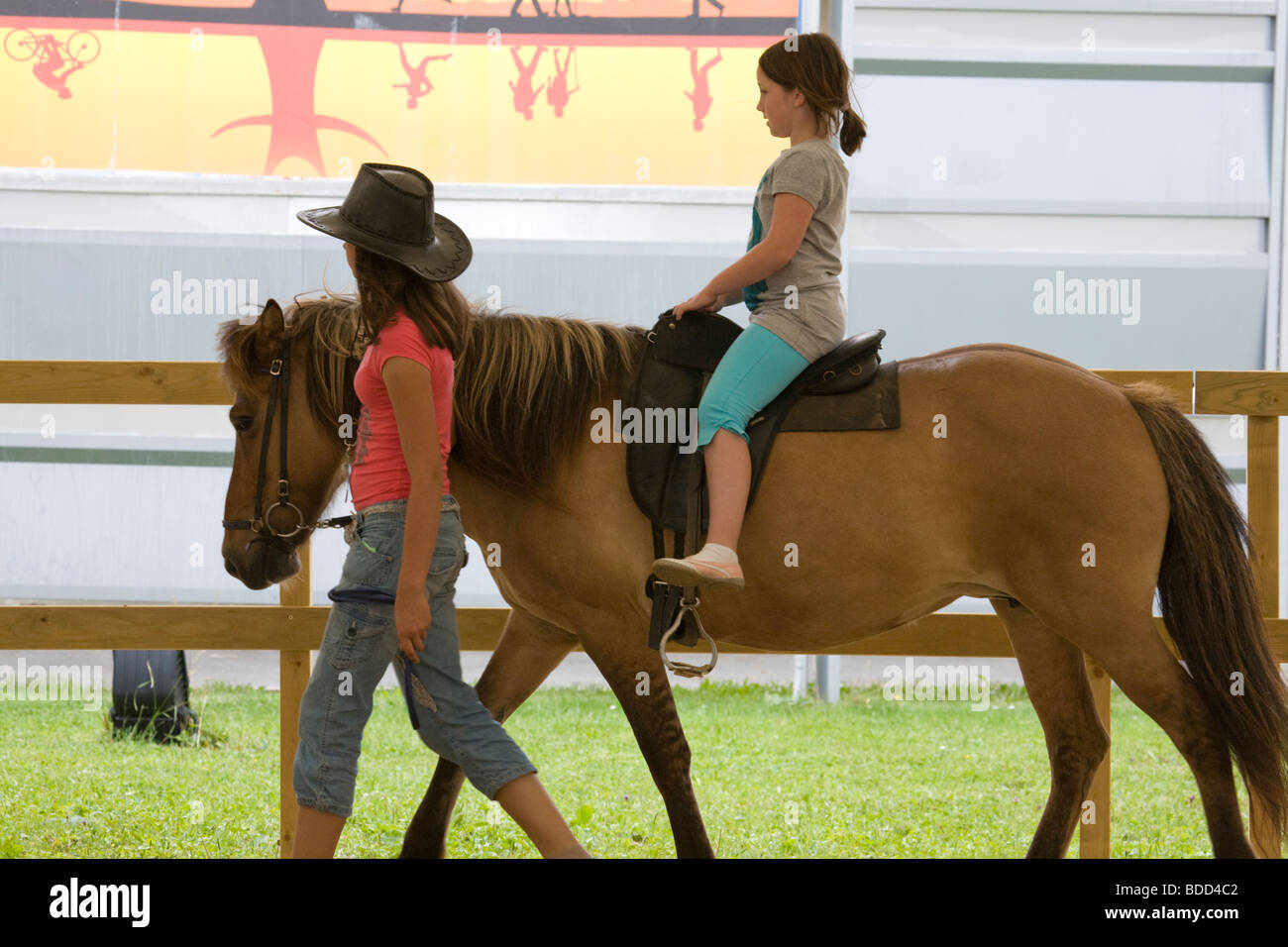 Black girl wearing cowboy hat hi-res stock photography and images - Alamy