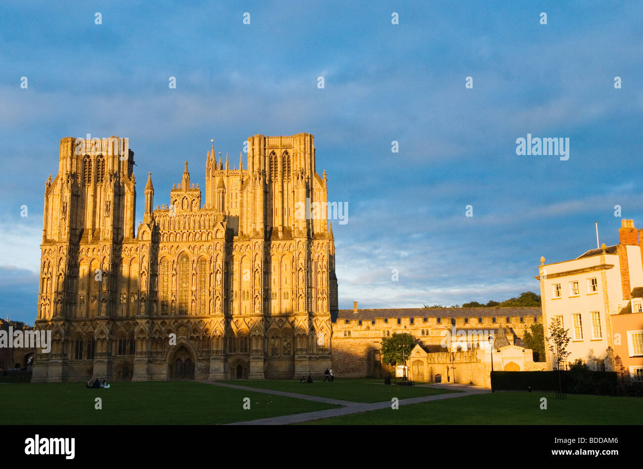 Wells Cathedral Somerset England. Cathedral Green. HOMER SYKES Stock Photo