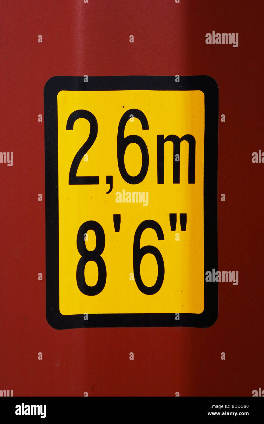 sign on a container '2,6m 8'6"' Stock Photo Alamy