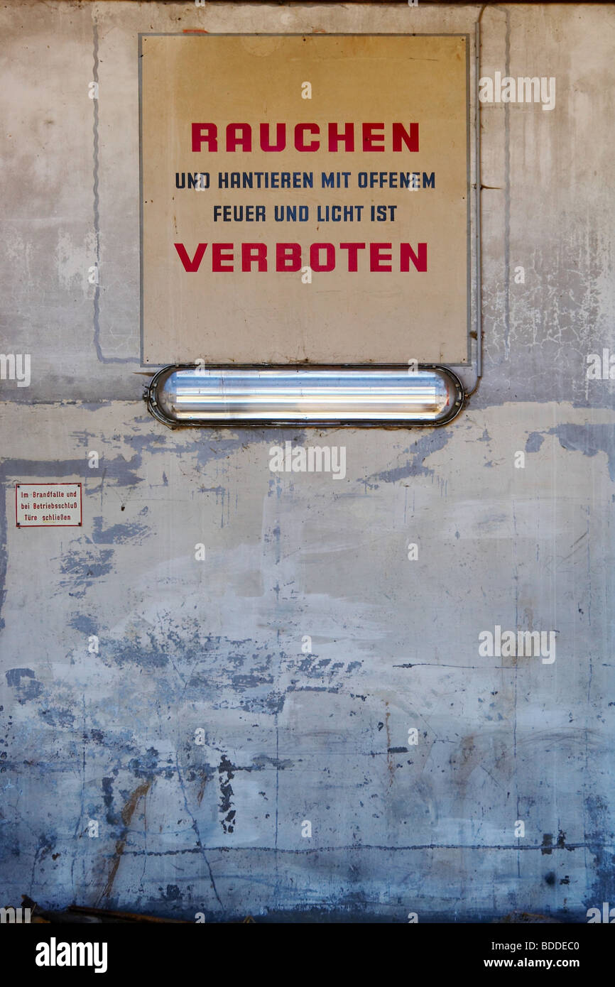 Warnaufkleber 'Batterieraum: Feuer, Offenes Licht, Rauchen Verboten' - 23x16 Cm, Nach ISO 7010, PVC-Folie