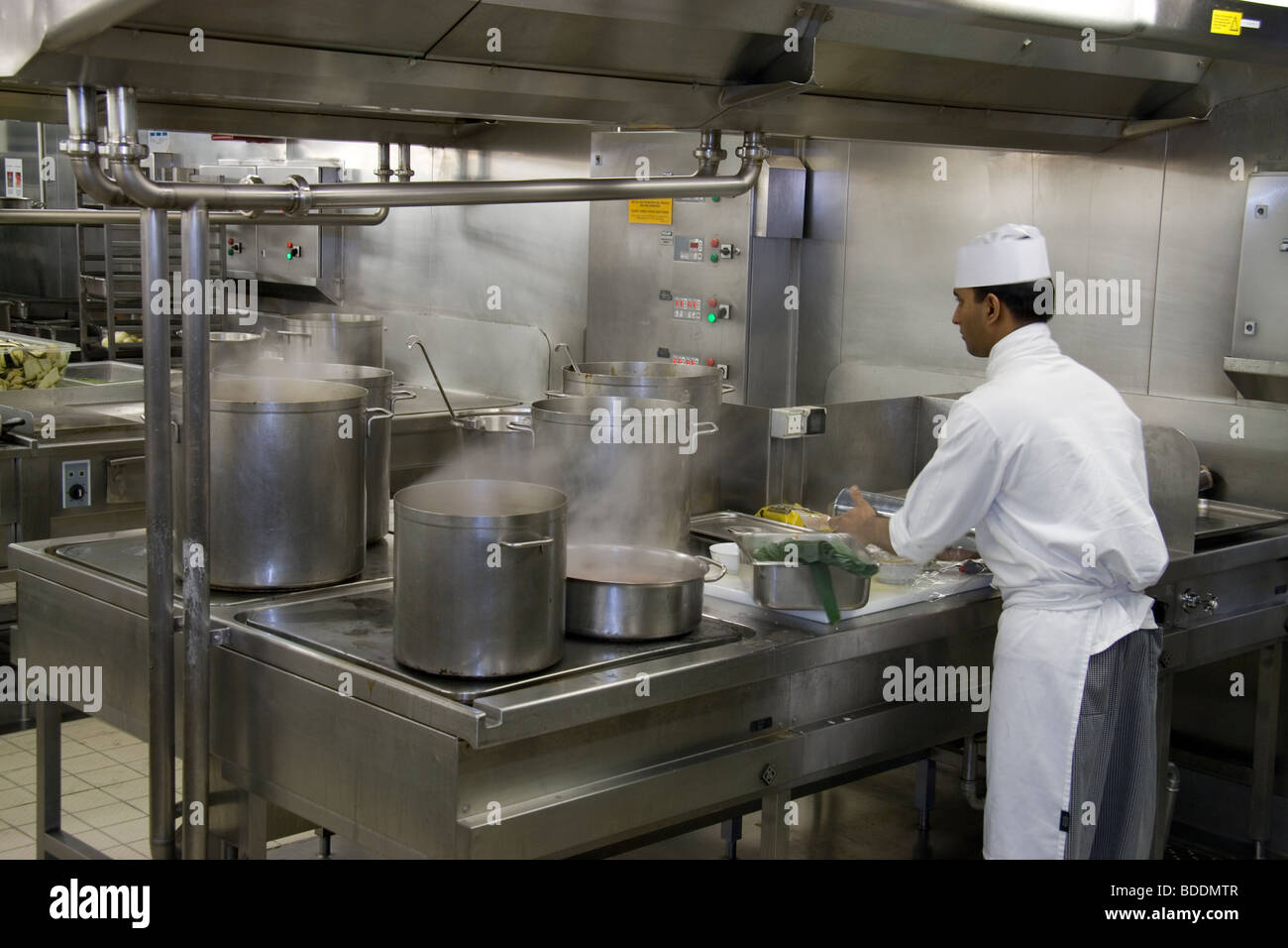 Preparing food in the kitchen on Queen Mary 2 Stock Photo Alamy