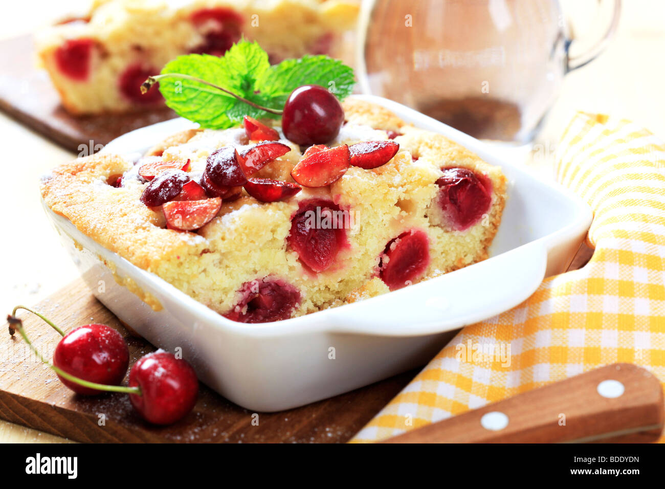 Миндальный клафути с черешней