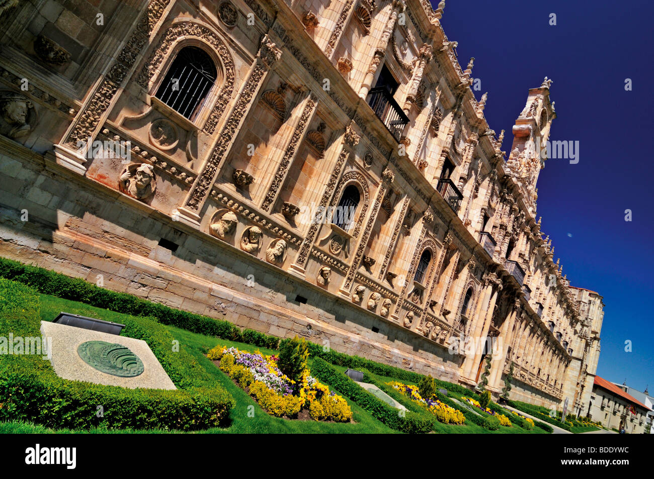 Spain, St. James Way: Lateral view of the Hotel Parador de San Marcos in Leon Stock Photo
