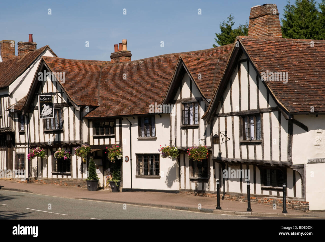 The old timber-framed Swan hotel and restaurant in Lavenham, Suffolk, England Stock Photo