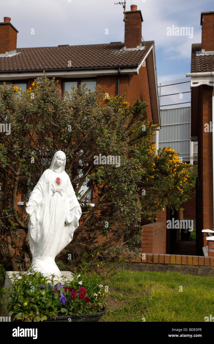 IRELAND, North, Belfast, West, Falls Road,Peace Line barrier with statue of Mary Our Lady Stock Photo