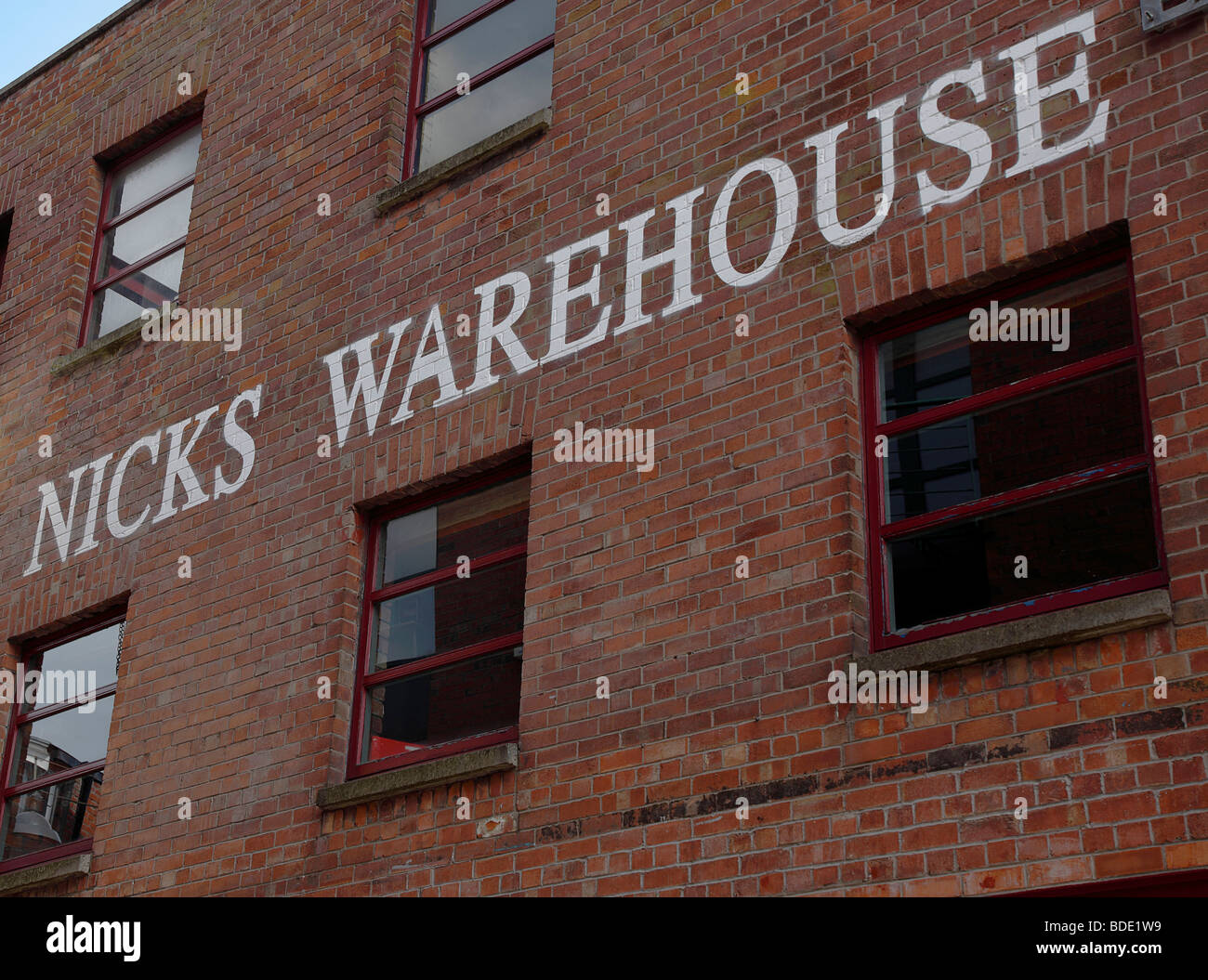 IRELAND, North, Belfast, Cathedral Quarter, Hill Street, Nicks Warehouse a former bonded warehouse now Restaurant Stock Photo