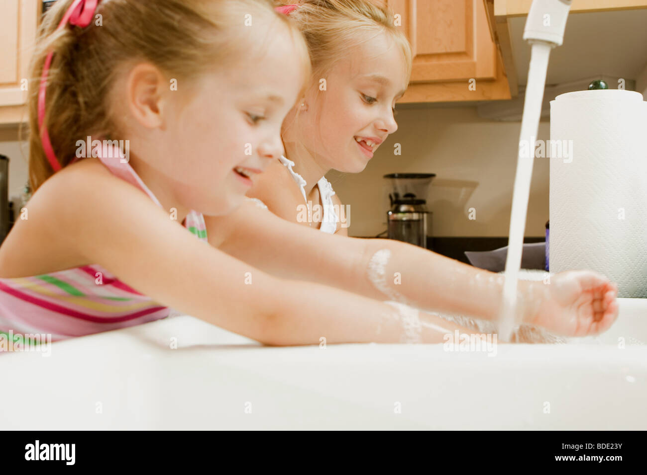 Все делать вместе картинка таулет. A mother watching her children wash their hands. Фото rinse your hands for kids. Мытье с сестрой. Молодая мамочка в ванной.