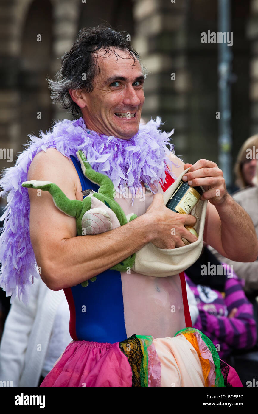 Street entertainer playing on the Royal Mile at Edinburgh Fringe Festival, Scotland, UK Stock Photo