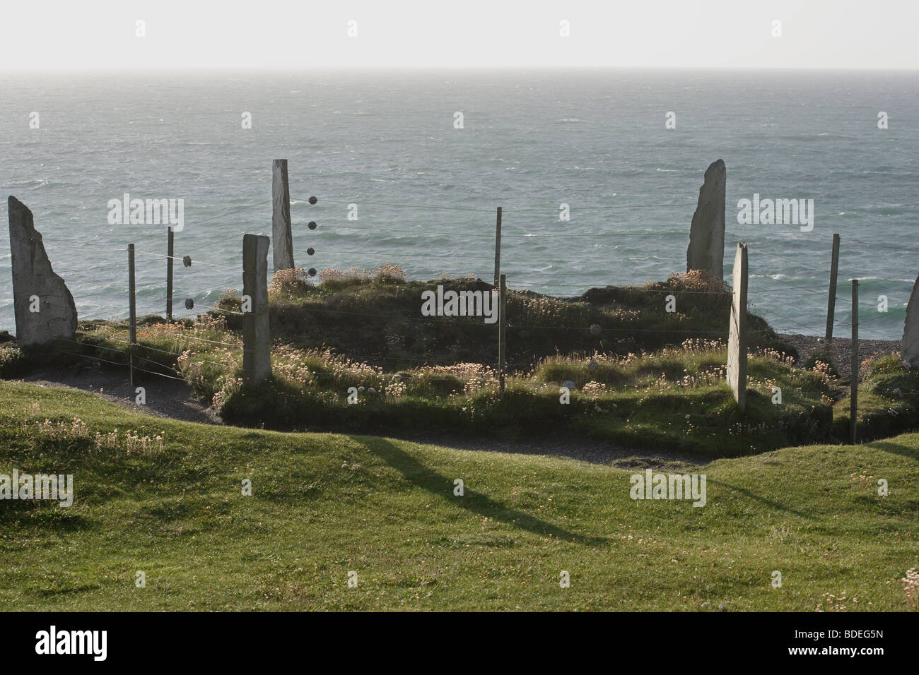 DisUsed tin mine, Gilsons Cove, North Cornwall coast, England Stock Photo