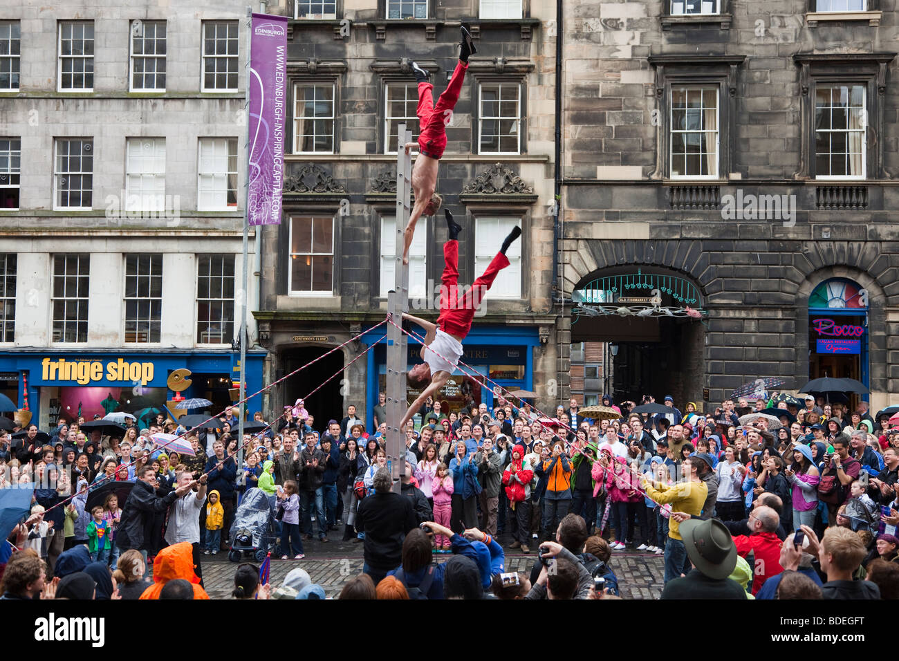 Acrobats performing on Royal Mile, Edinburgh at the Fringe Festival, Edinburgh, Scotland, UK, Great Britain Stock Photo