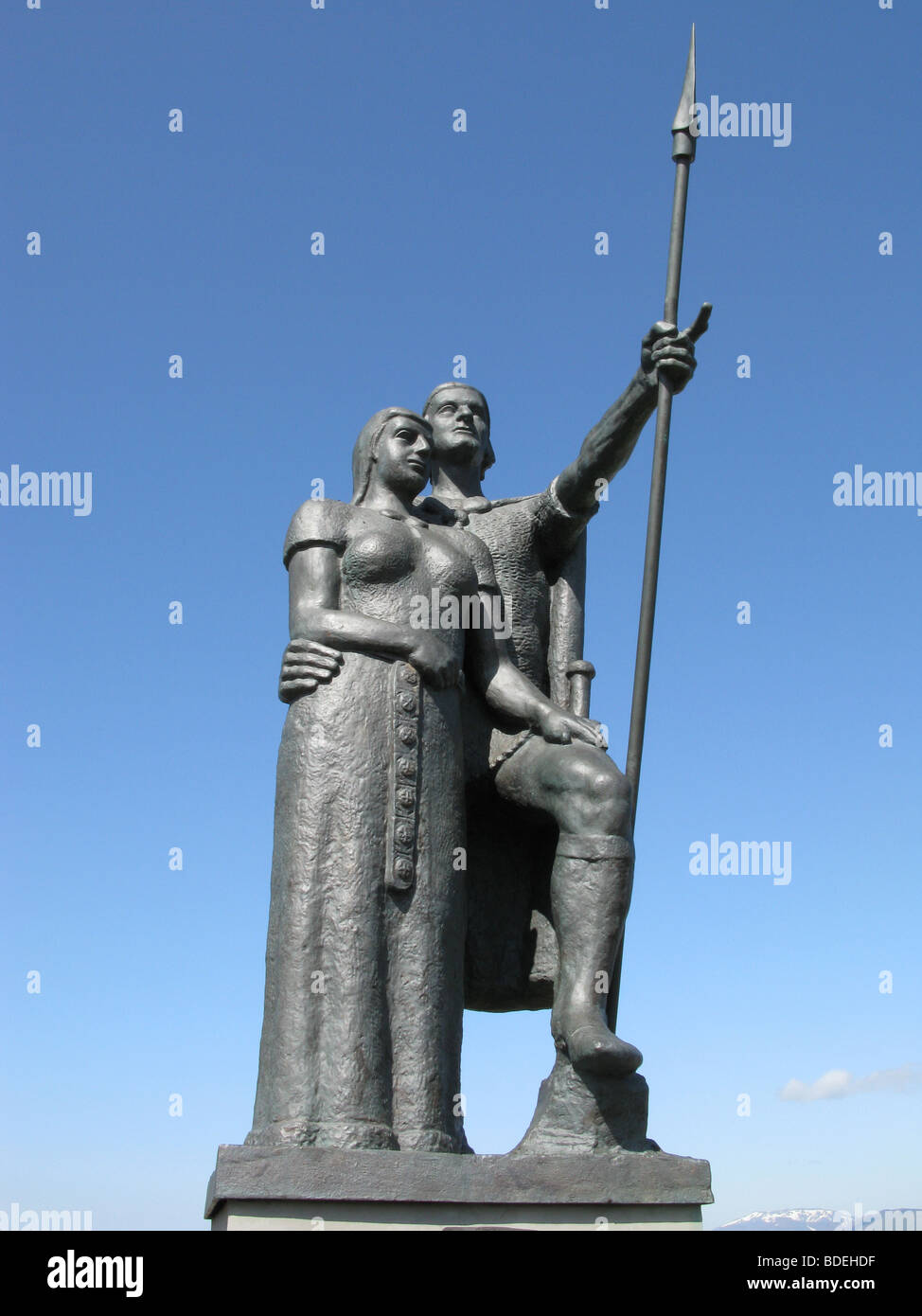 Statue of Helgi the Lean (Helgi Magri Eyvindarson), and his wife Thorunn Hyrna. Brekkugata, Akureyri, northern Iceland, North Atlantic, Europe. Stock Photo