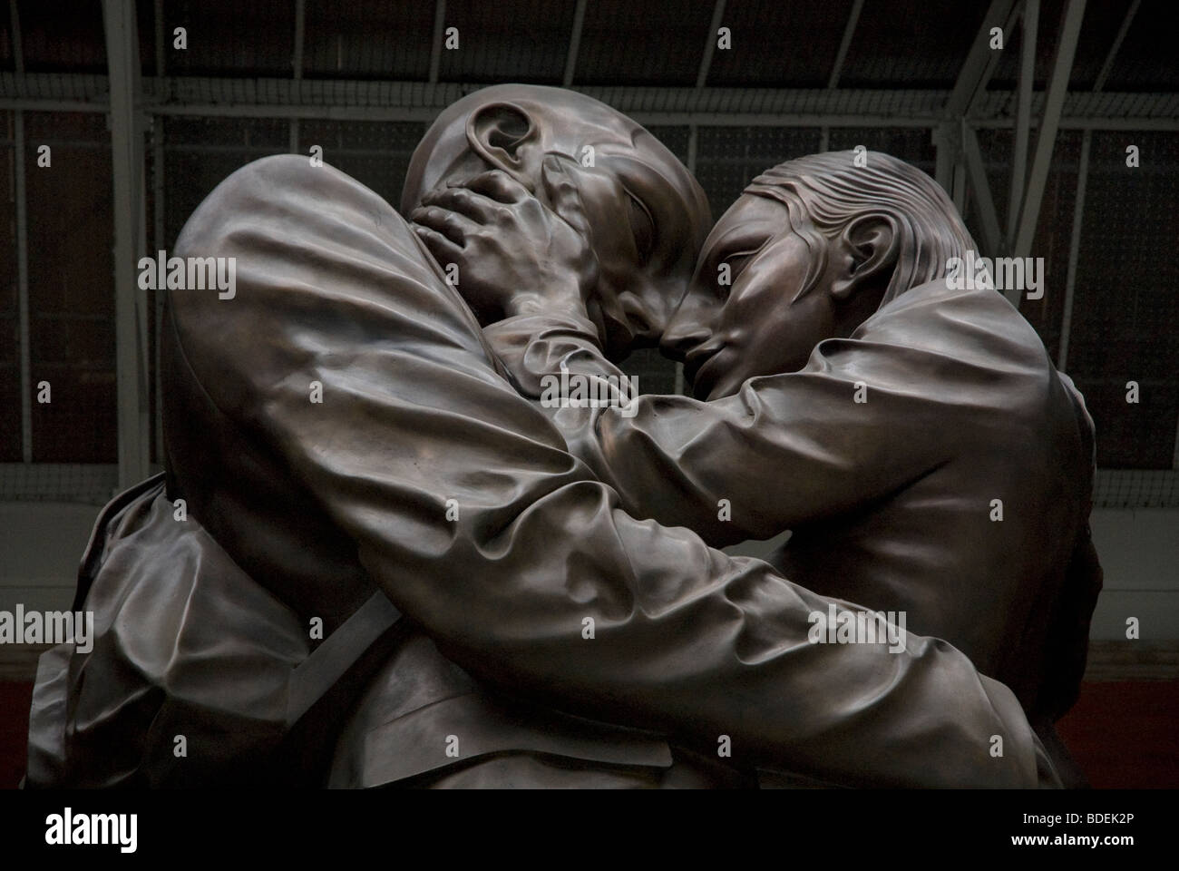 Statue of couple kissing goodbye, by Paul Day, St Pancras International