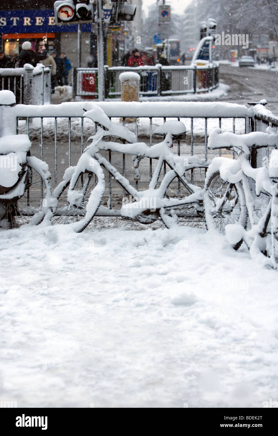 Bicycles after heavy snowfall, London, England, UK, Europe Stock Photo