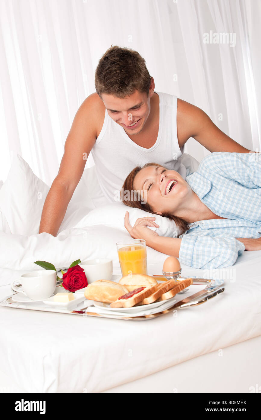 Принести завтрак в постель. Завтрак в постель. Завтрак в постель парню. Мужчина несет завтрак в постель. Романтический завтрак в постель.