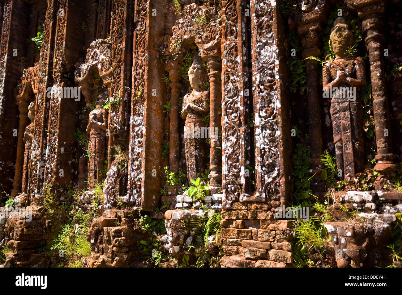 Carved stone figures hi-res stock photography and images - Alamy