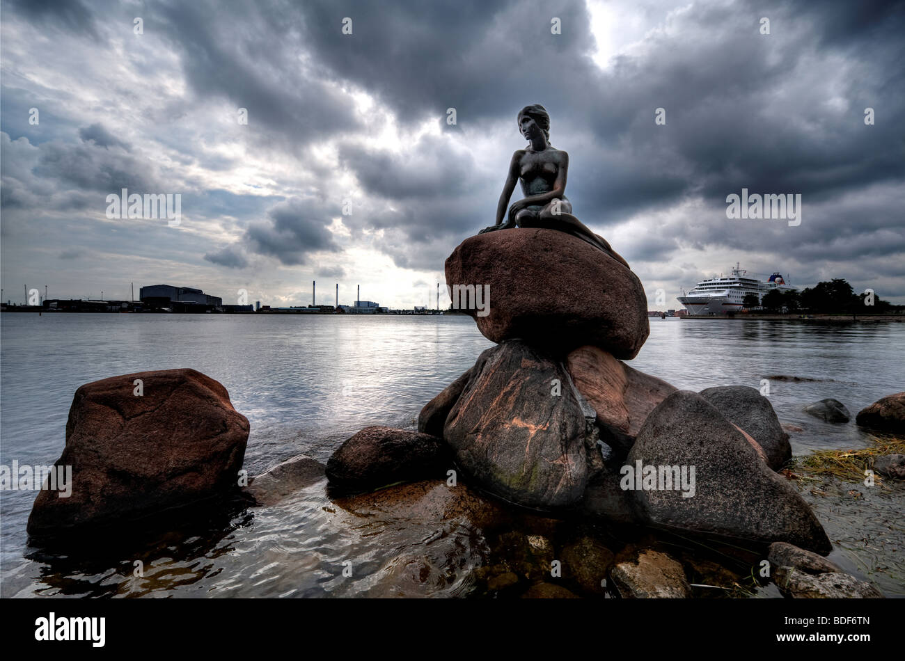 The little mermaid statue in copenhagen harbor hires stock photography