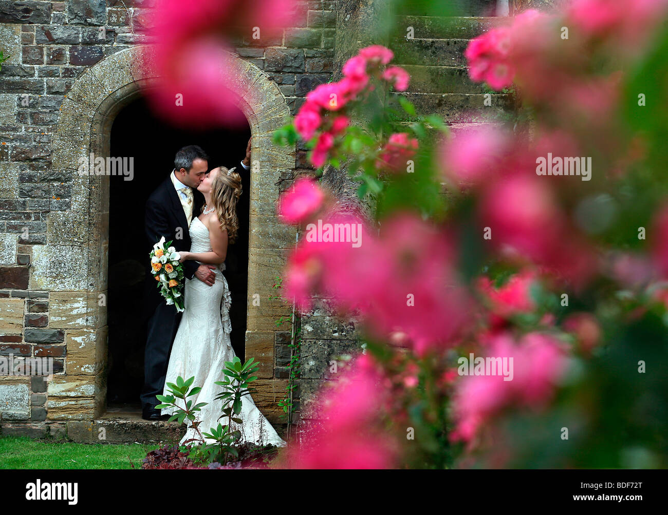 Pic by Mark Passmore. 20/08/2009. A couple share a romantic kiss at Stoodleigh Court, Tiverton, Devon. Stock Photo