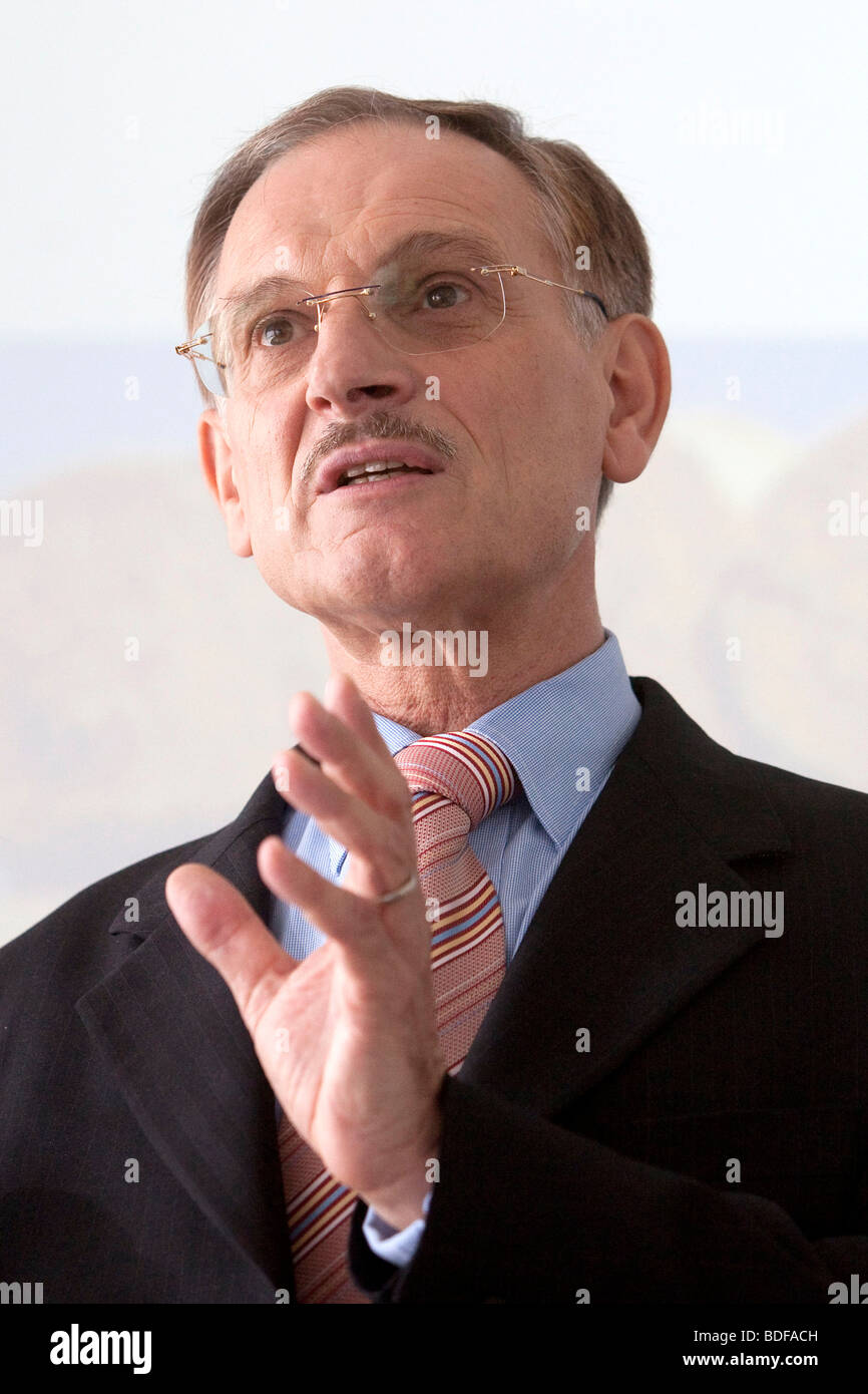 Guenter von Au, chair executive of the Sued-Chemie AG, during the press conference on financial statements on the 02.04.2009 in Stock Photo