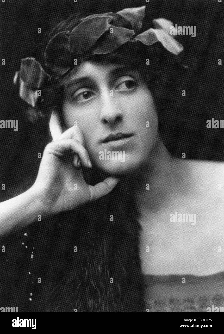 VIRGINIA WOOLF British novelist 18821941 Stock Photo Alamy