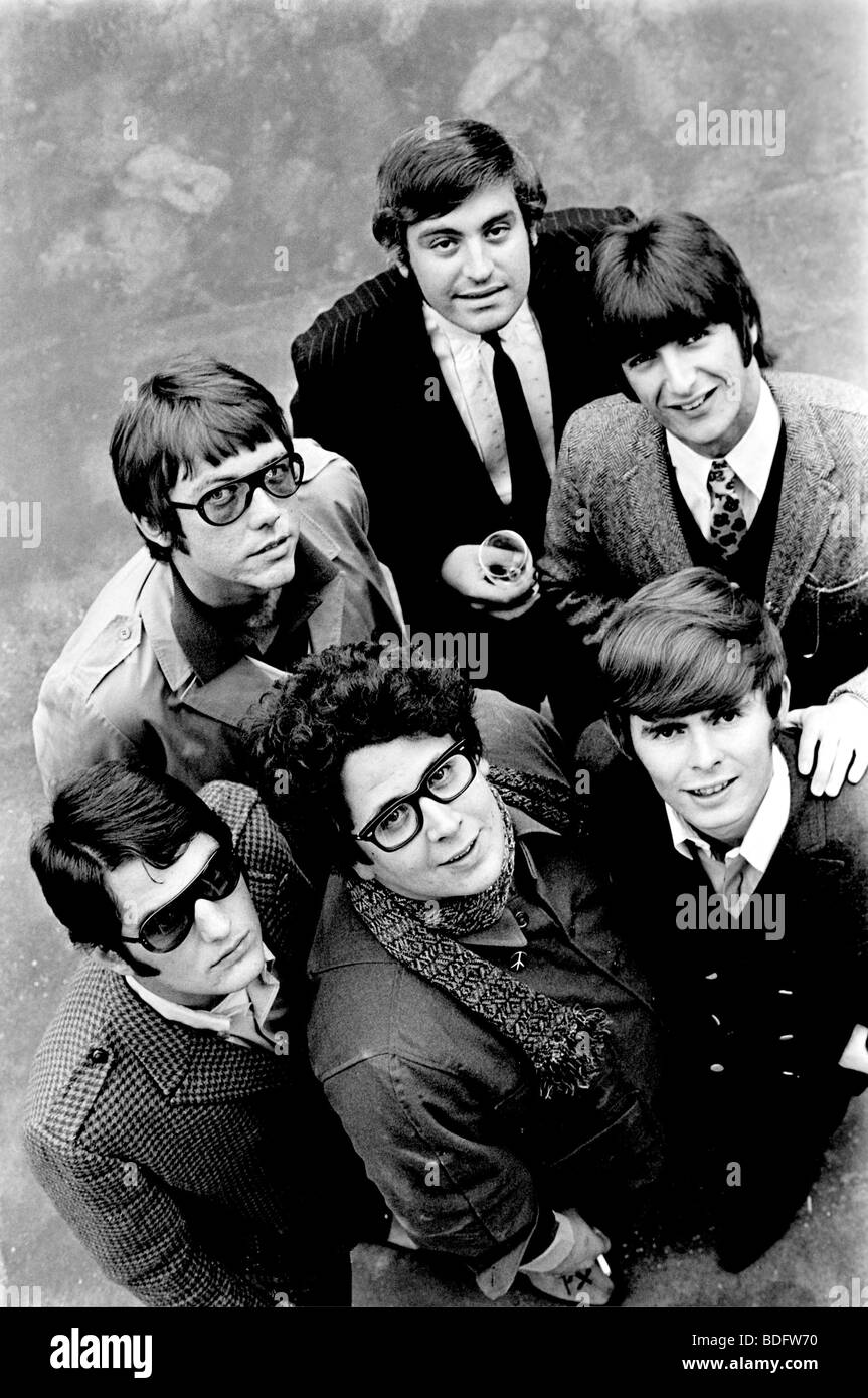 https://c8.alamy.com/comp/BDFW70/the-turtles-us-pop-group-about-1967-BDFW70.jpg