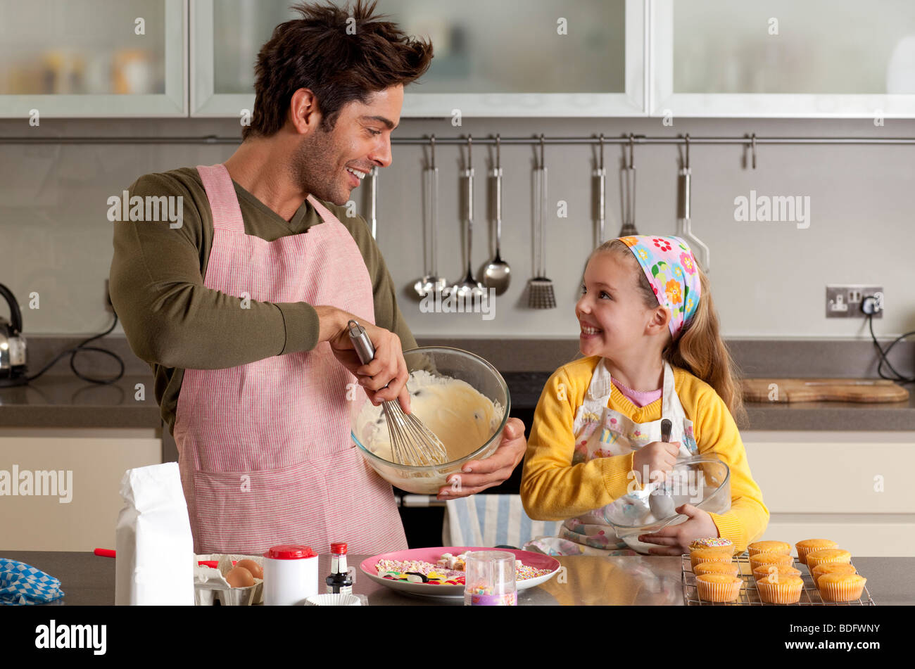 Можно папа и дочки. Кухня для детей. Фотосессия на кухне. Семья на кухне. Готовка на кухне.