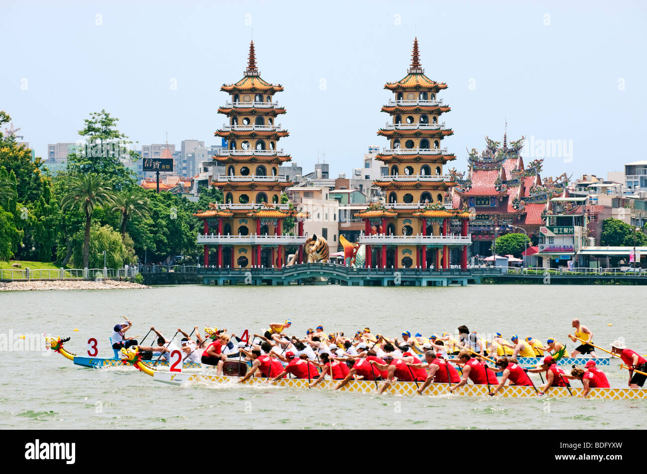 Dragon Boat Race in front of Dragon and Tiger Pagodas, Lotus Pond, Kaohsiung, Taiwan, World Games, July 17, 2009 Stock Photo