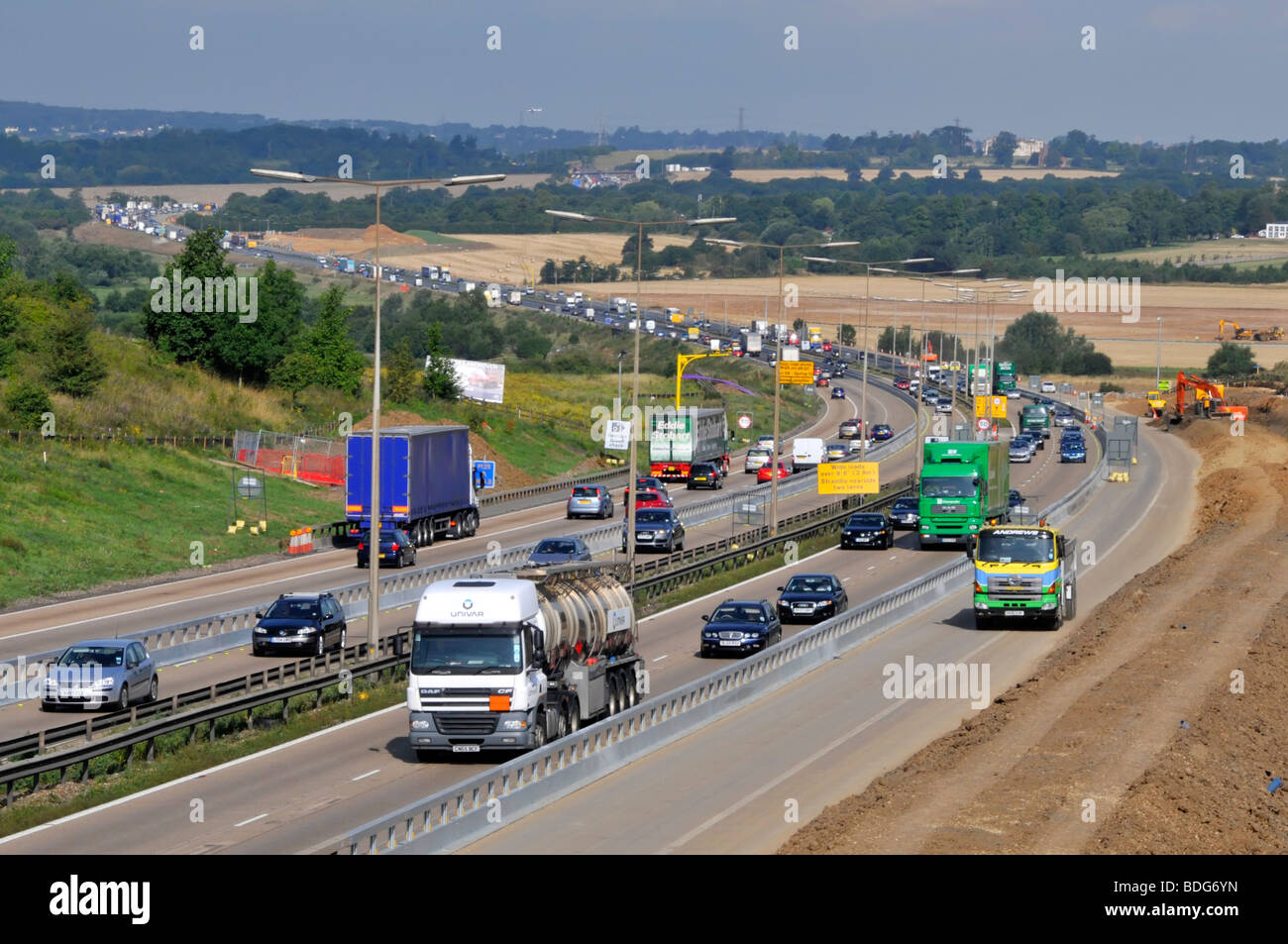M25 motorway contra flow working includes using hard shoulder with temporary crash barriers replacing cones during road widening Stock Photo