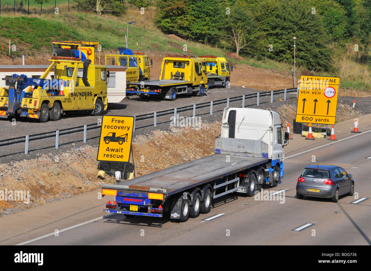 M25 motorway roadworks free recovery breakdown crews during carriageway widening Stock Photo